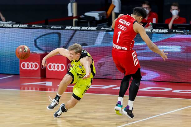 特伦特神鬼一线间！下半场8三分险成救世主 决胜18.2秒致命两失误